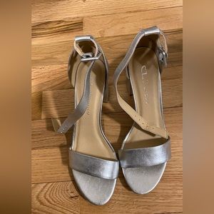 NWT CL by Laundry silver open toe block heels size 7